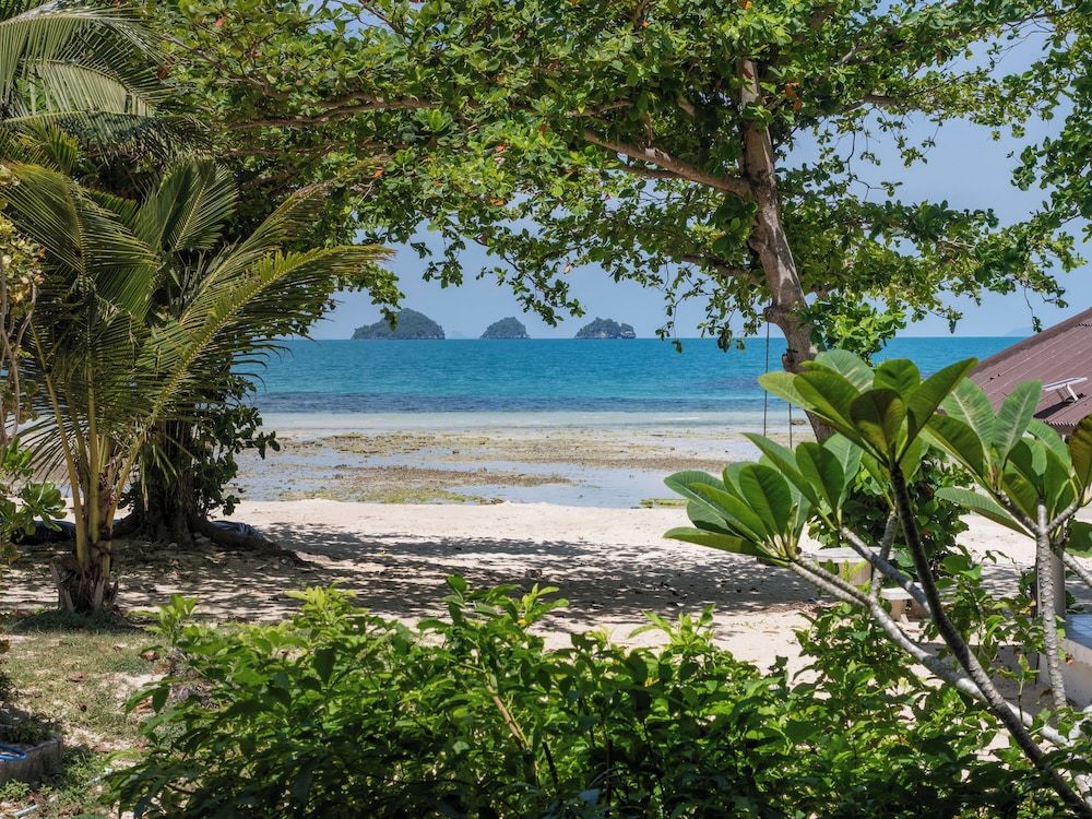 Am Samui Resort Deluxe Bungalow, Balcony, Ocean View 3