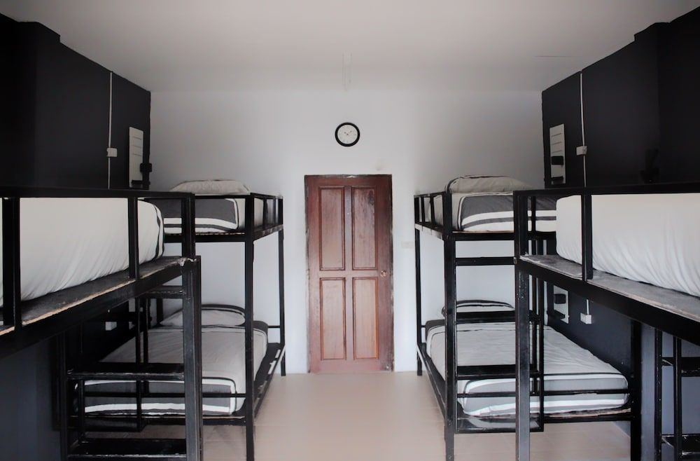 A/C Dorm Mixed 8 Person