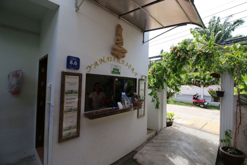 Check-in/check-out kiosk