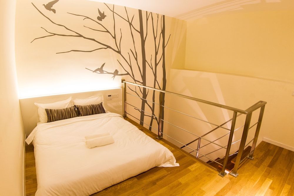Deluxe Mezzanine Queen Suite