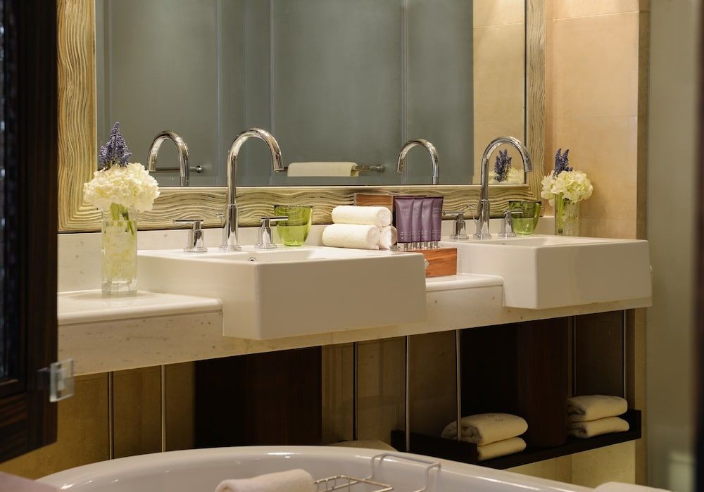 The Ritz-Carlton Abu Dhabi, Grand Canal Deluxe Room, 1 King Bed 3