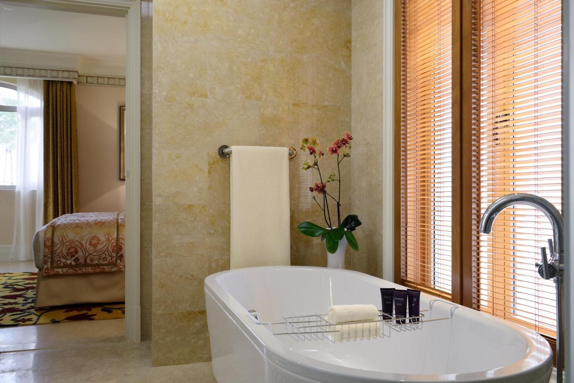 Garden Suite, 1 Bedroom Suite, 1 King, Sofa bed, Garden view, Garden Area, Terrace