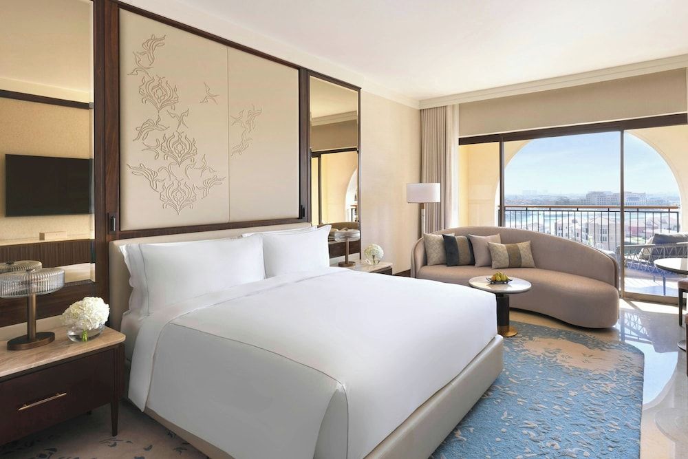 The Ritz-Carlton Abu Dhabi, Grand Canal Deluxe Room, 1 King Bed
