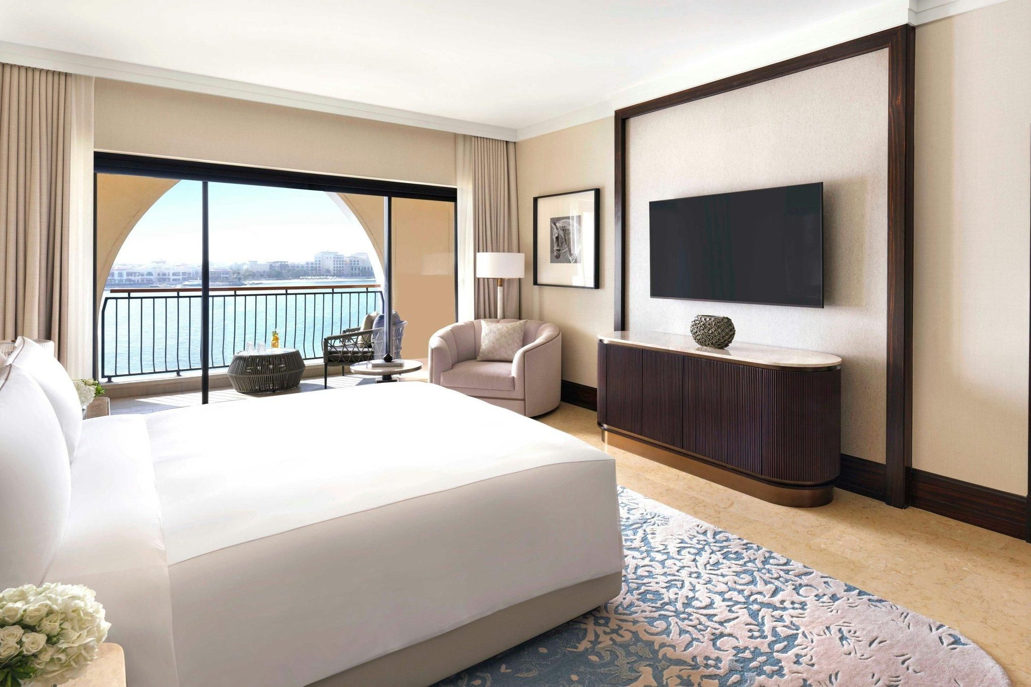 Ritz-Carlton Suite, Club lounge access, 1 Bedroom Larger Suite, 1 King, Main Building, Balcony