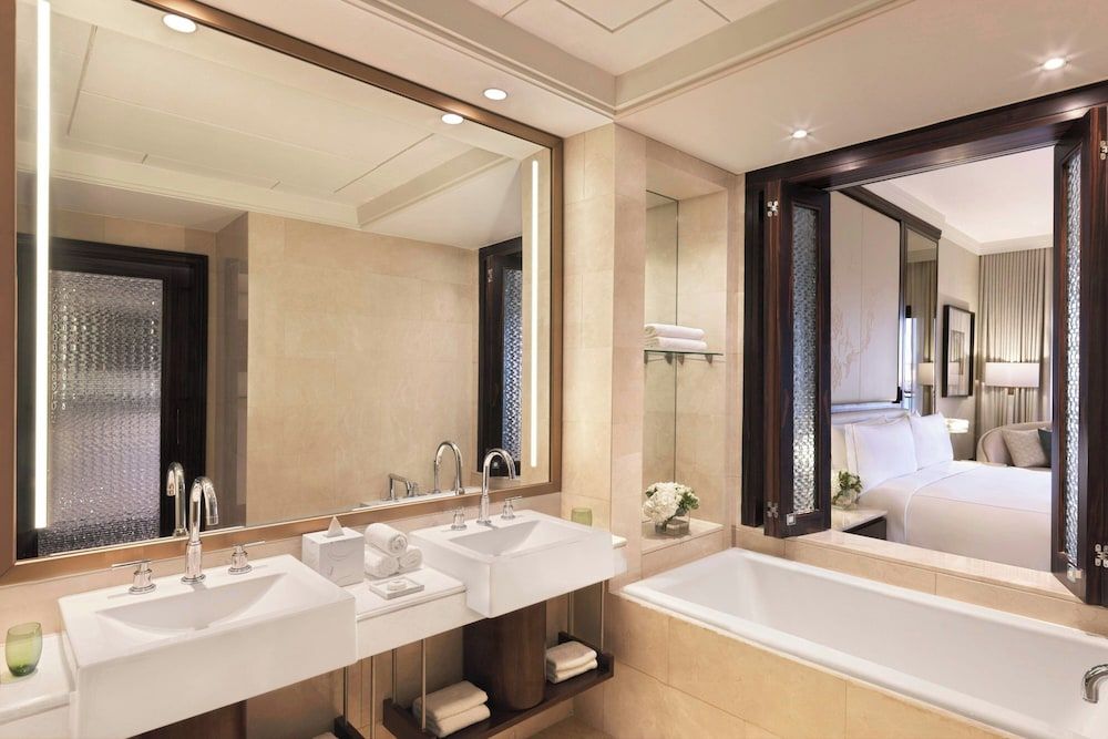 The Ritz-Carlton Abu Dhabi, Grand Canal Deluxe Room, 1 King Bed 2