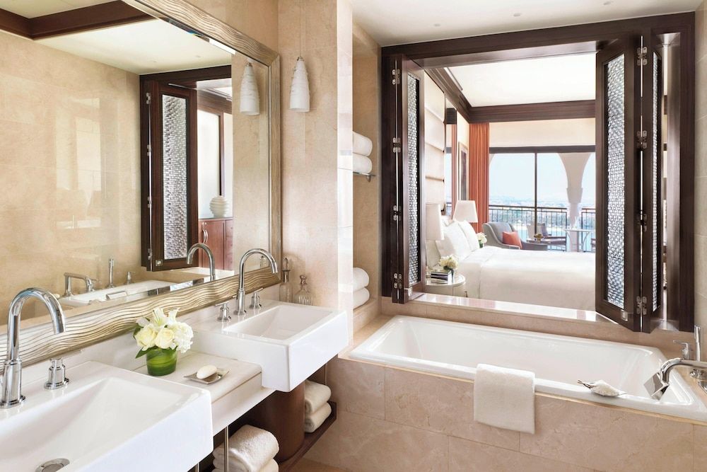 The Ritz-Carlton Abu Dhabi, Grand Canal Deluxe Room, 1 King Bed 4