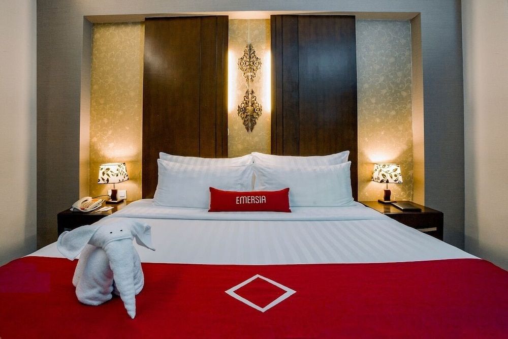 Emersia Hotel & Resort Junior Suite Pool View King Bed 6