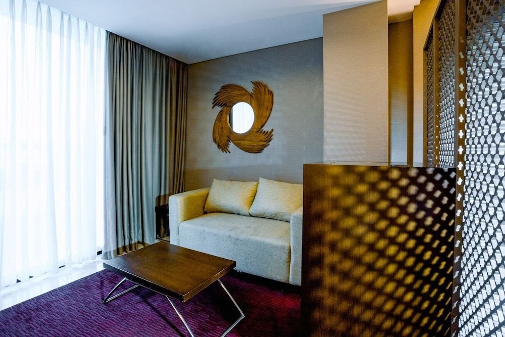 Emersia Hotel & Resort Junior Suite Pool View King Bed 2