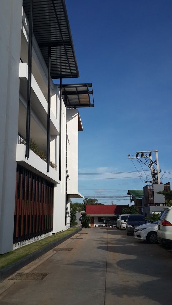 undefined V.O.P. Suite 7