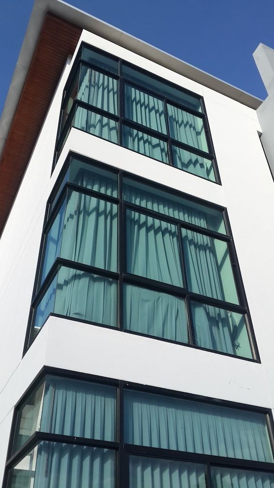 undefined V.O.P. Suite 8