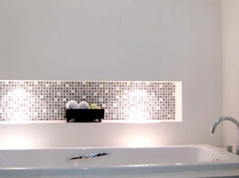 Deep Soaking Bathtub