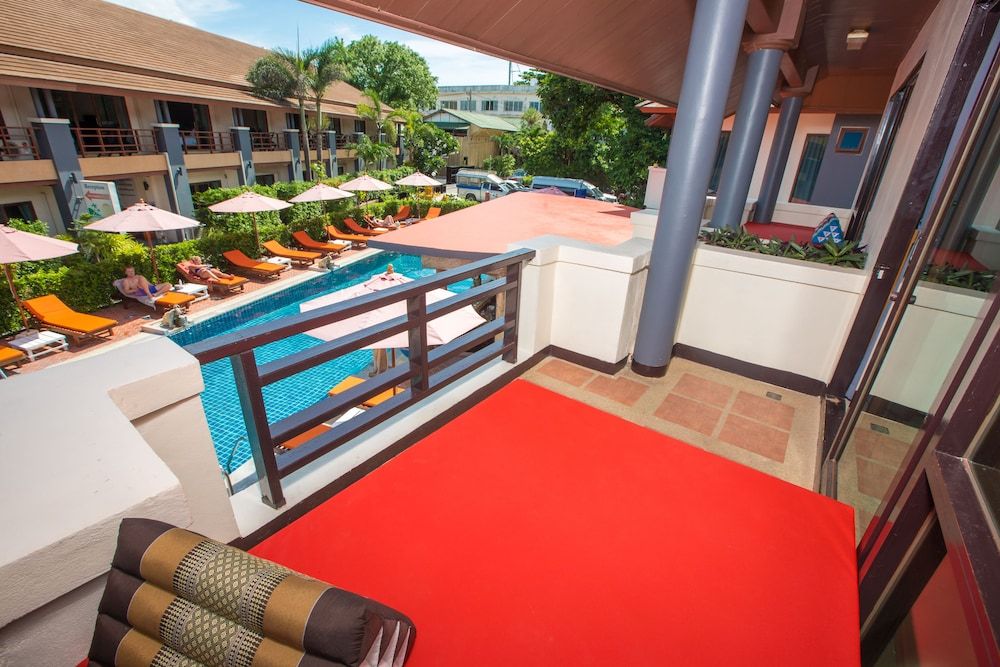 Sunrise Resort Deluxe Room, Pool View 10