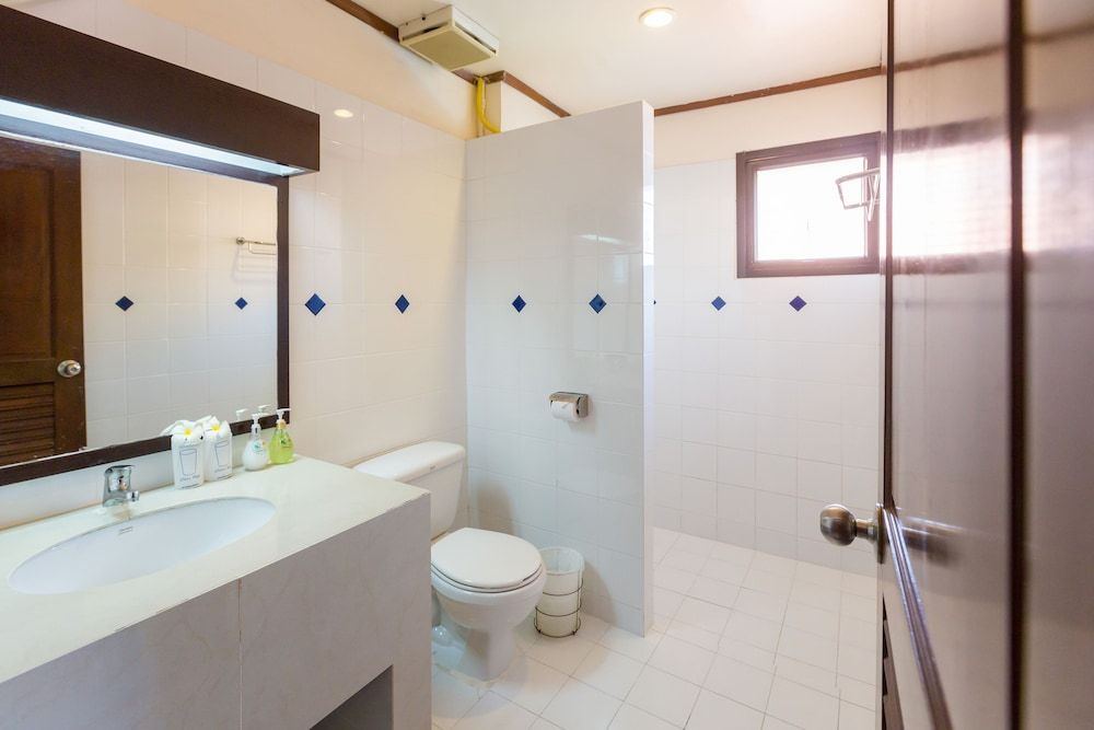 Sunrise Resort Deluxe Room, Pool View 9