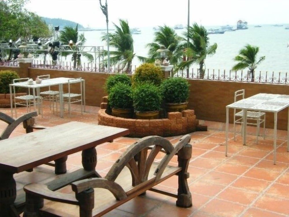 undefined The Red Balcony Inn 4