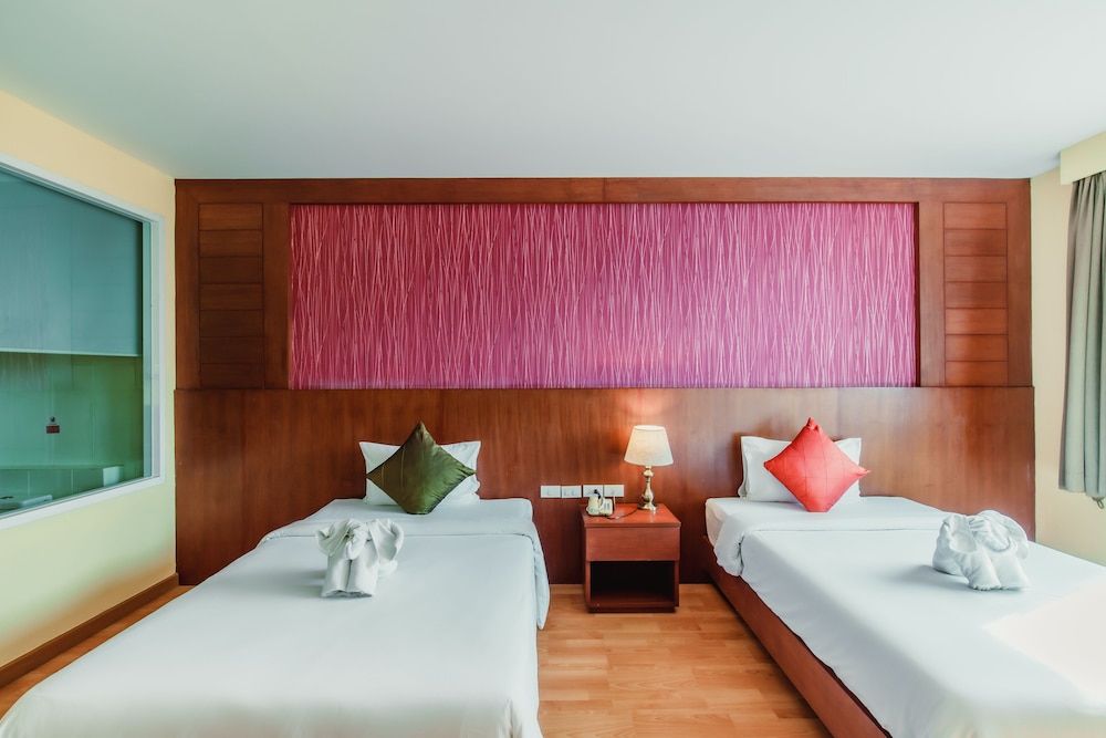 Elite Suites Patong Deluxe Suite Twin - City View 3