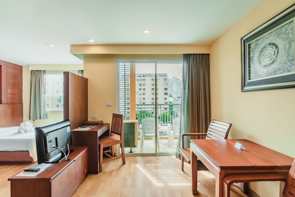 Elite Suites Patong Deluxe Suite Twin - City View 7