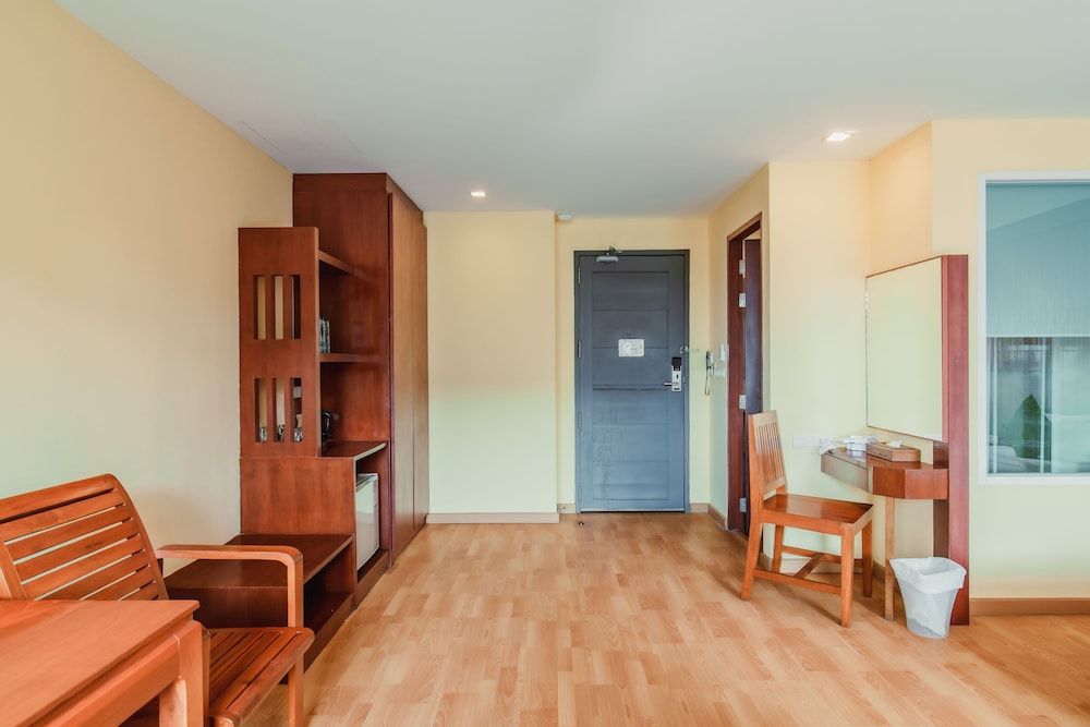 Elite Suites Patong Deluxe Suite Twin - City View 9