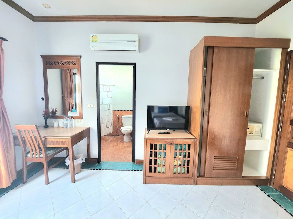 Sea Front Home Boutique - Patong Beach Twin Room 6