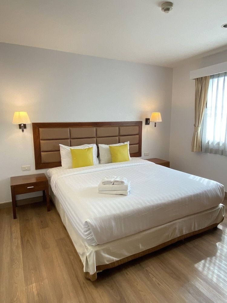 undefined Lasalle Suites Hotel & Residence