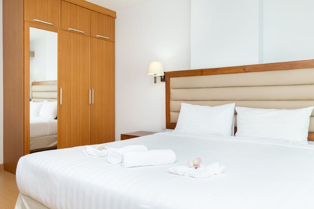 Deluxe Suite, 1 Bedroom, Pool View