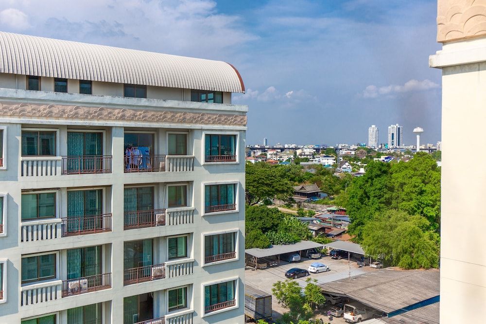 undefined Lasalle Suites Hotel & Residence 2