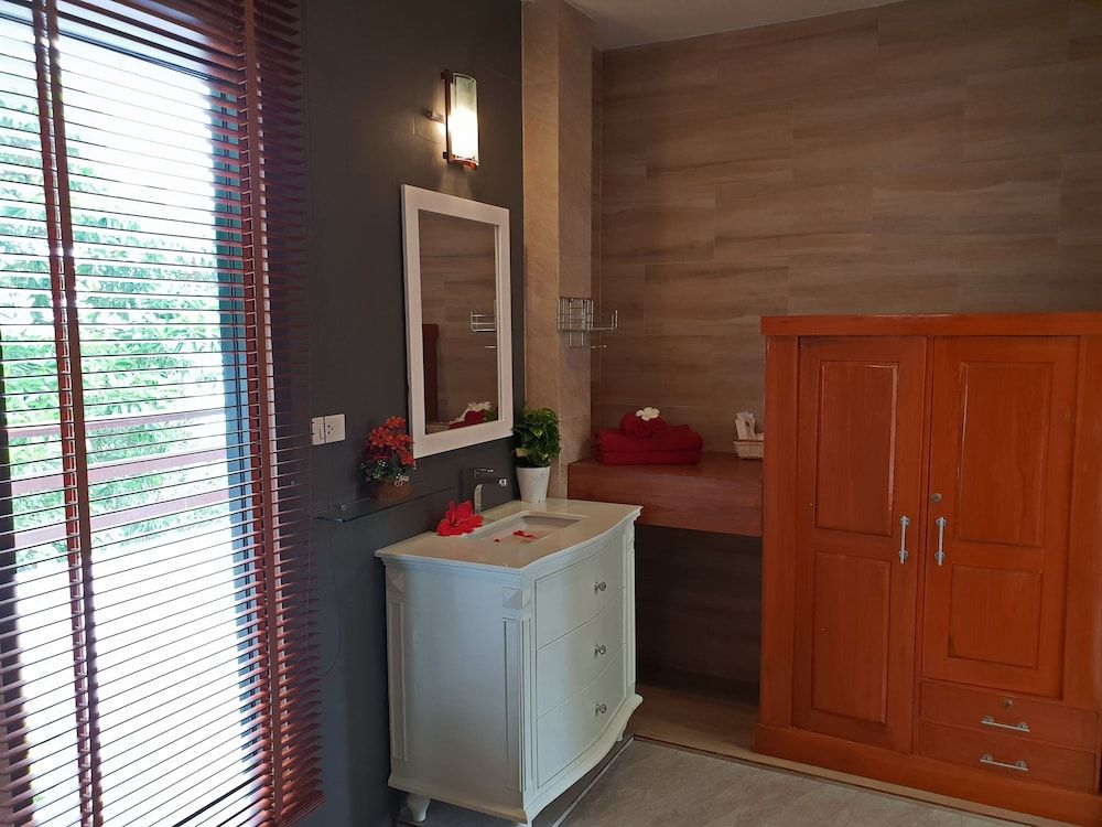 Laem Sila Resort Junior Suite, 1 King Bed, Ocean View 23