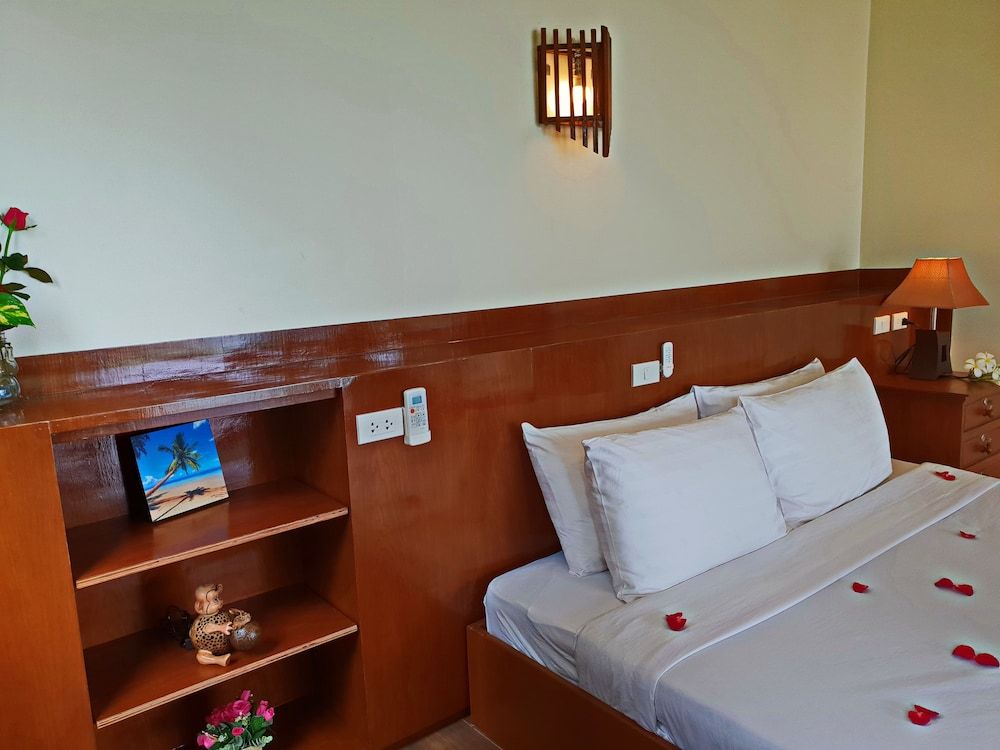 Laem Sila Resort Junior Suite, 1 King Bed, Ocean View 6