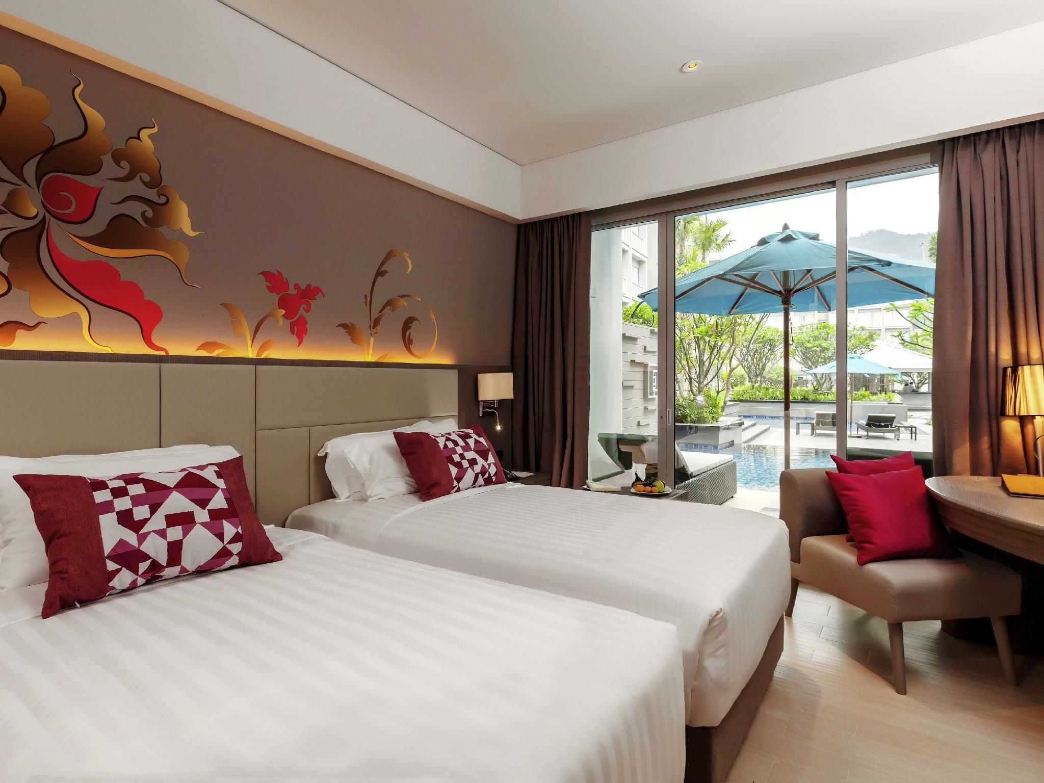 Deluxe Pool Access- Twin bed