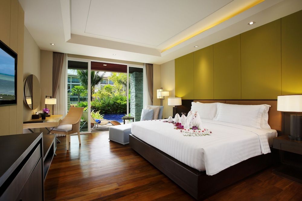 Premier Room, Pool Access