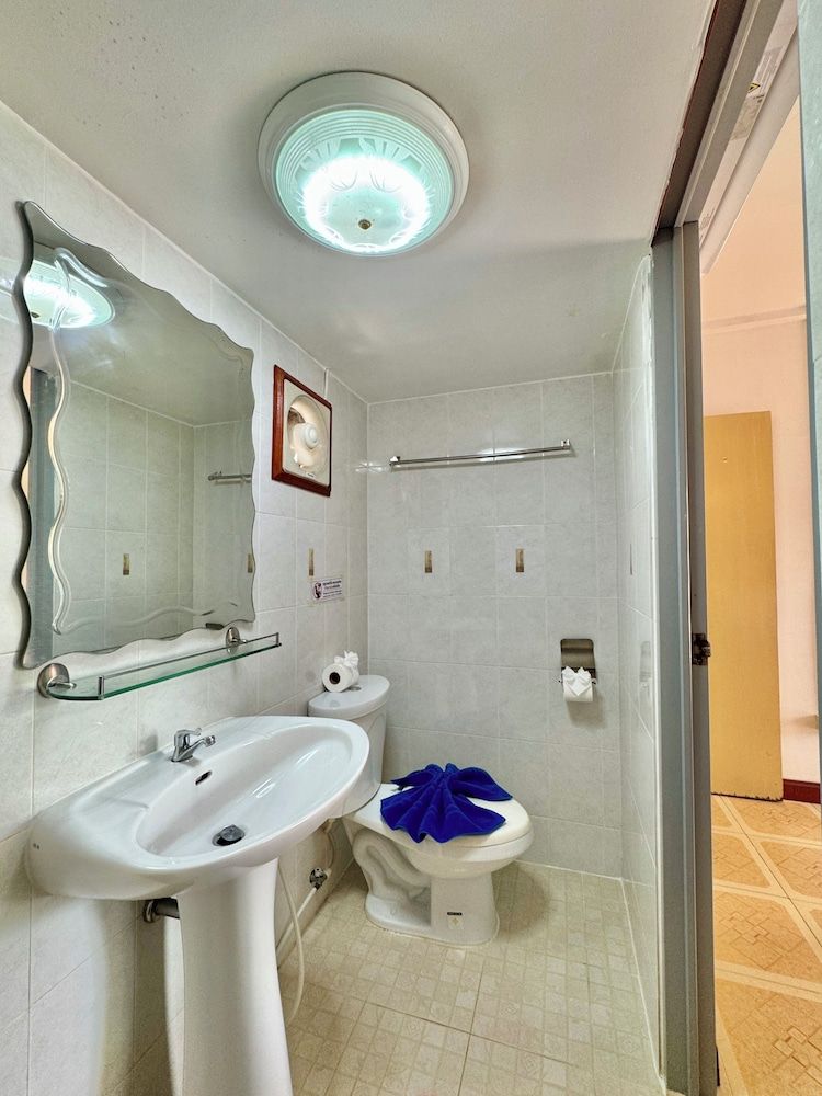 The Expat Hotel Deluxe Double Room, 1 King Bed 8