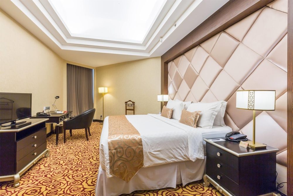 Deluxe Room, 1 King Bed (Grand)