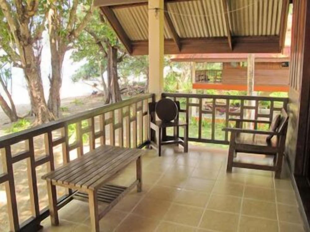 Joy Bungalow Deluxe Bungalow (Beachfront) 9