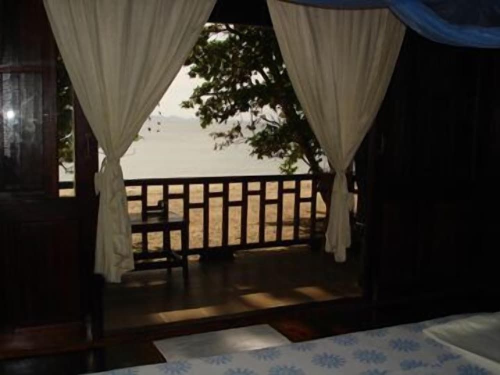 Joy Bungalow Deluxe Bungalow (Beachfront) 5