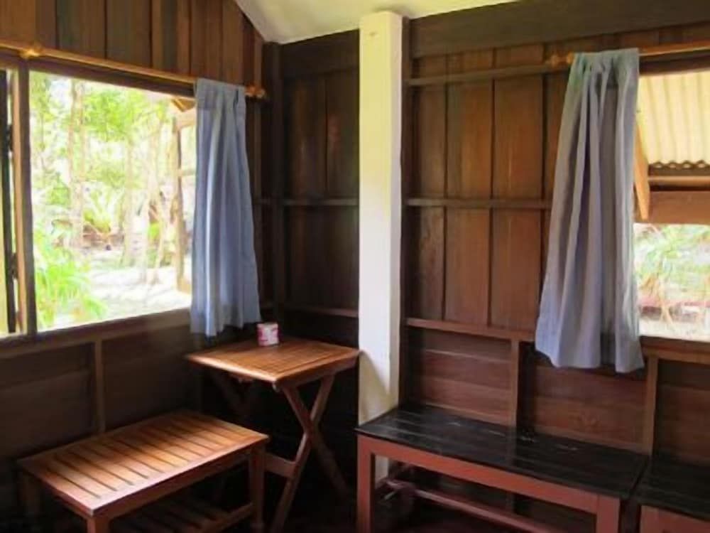 Joy Bungalow Deluxe Bungalow (Beachfront) 4