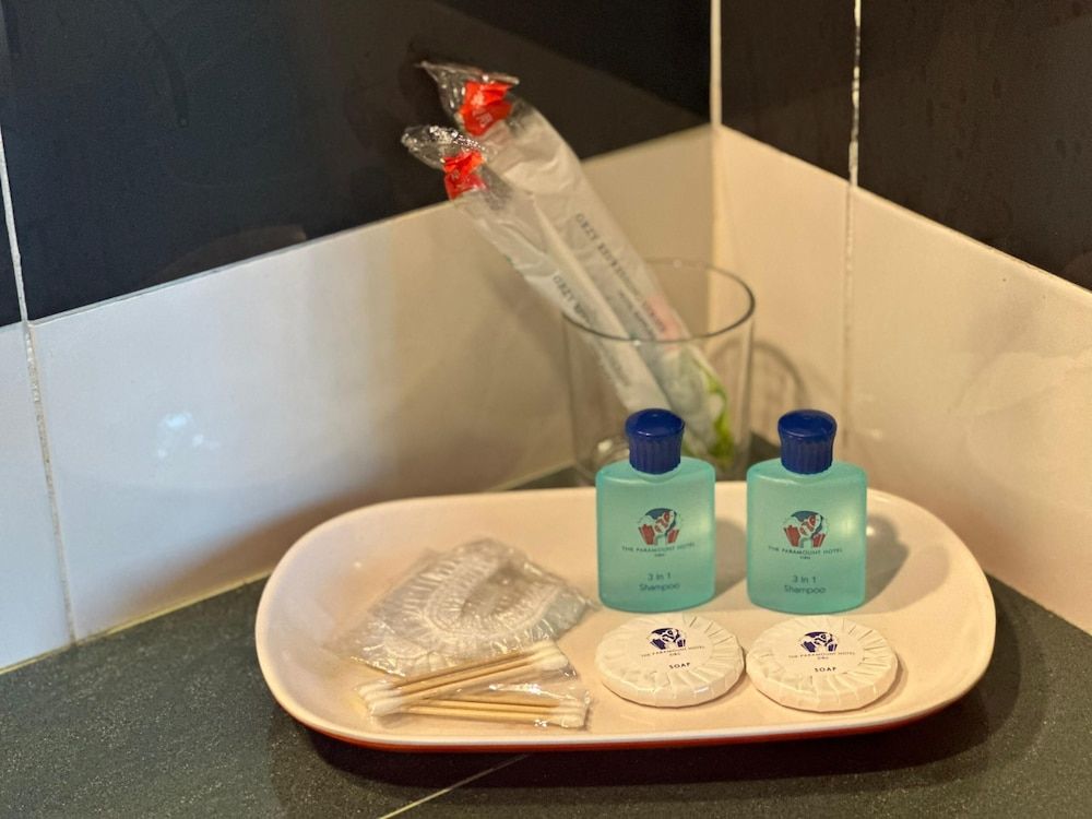 The Paramount Hotel Deluxe Triple Room 2