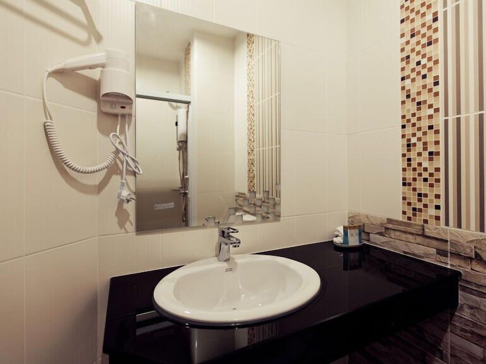 Excella Hotel Twin Suites 8