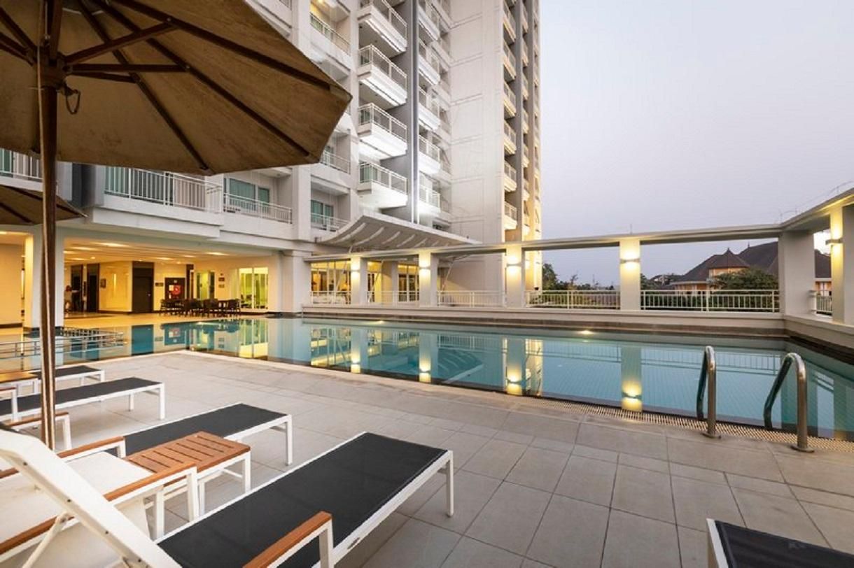 swimming pool [outdoor]