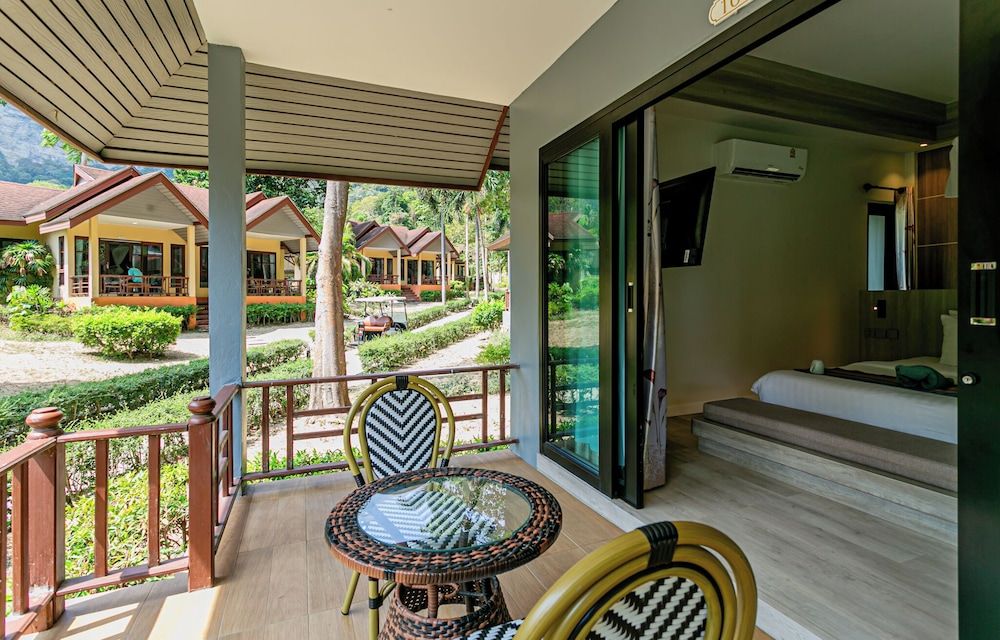 Tonsai Bay Resort Grand Cottage 6