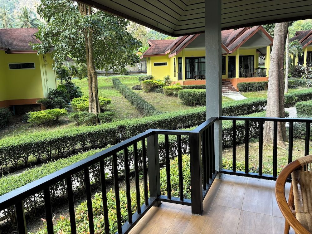 Tonsai Bay Resort Grand Cottage 8