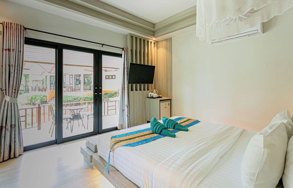 Tonsai Bay Resort Grand Cottage 4