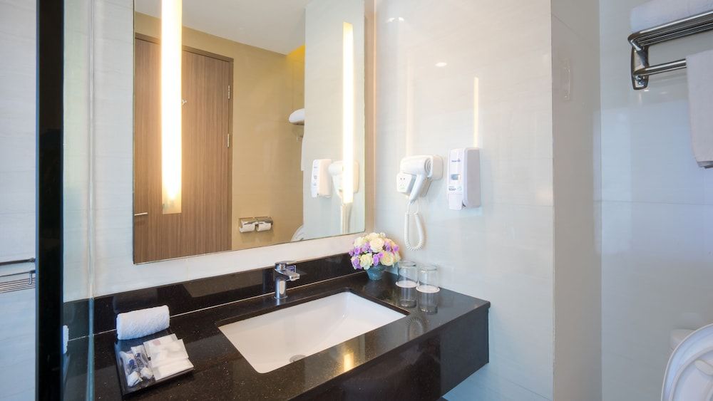 Standard Room, 2 Twin Beds, Smoking (with Free Breakfast)
