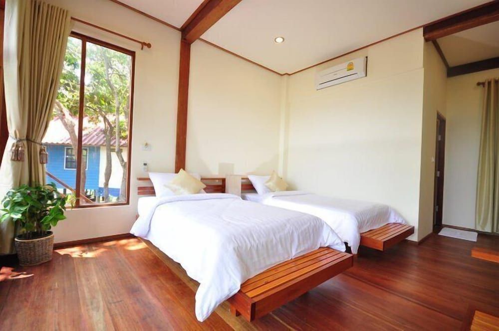 Room, Garden View