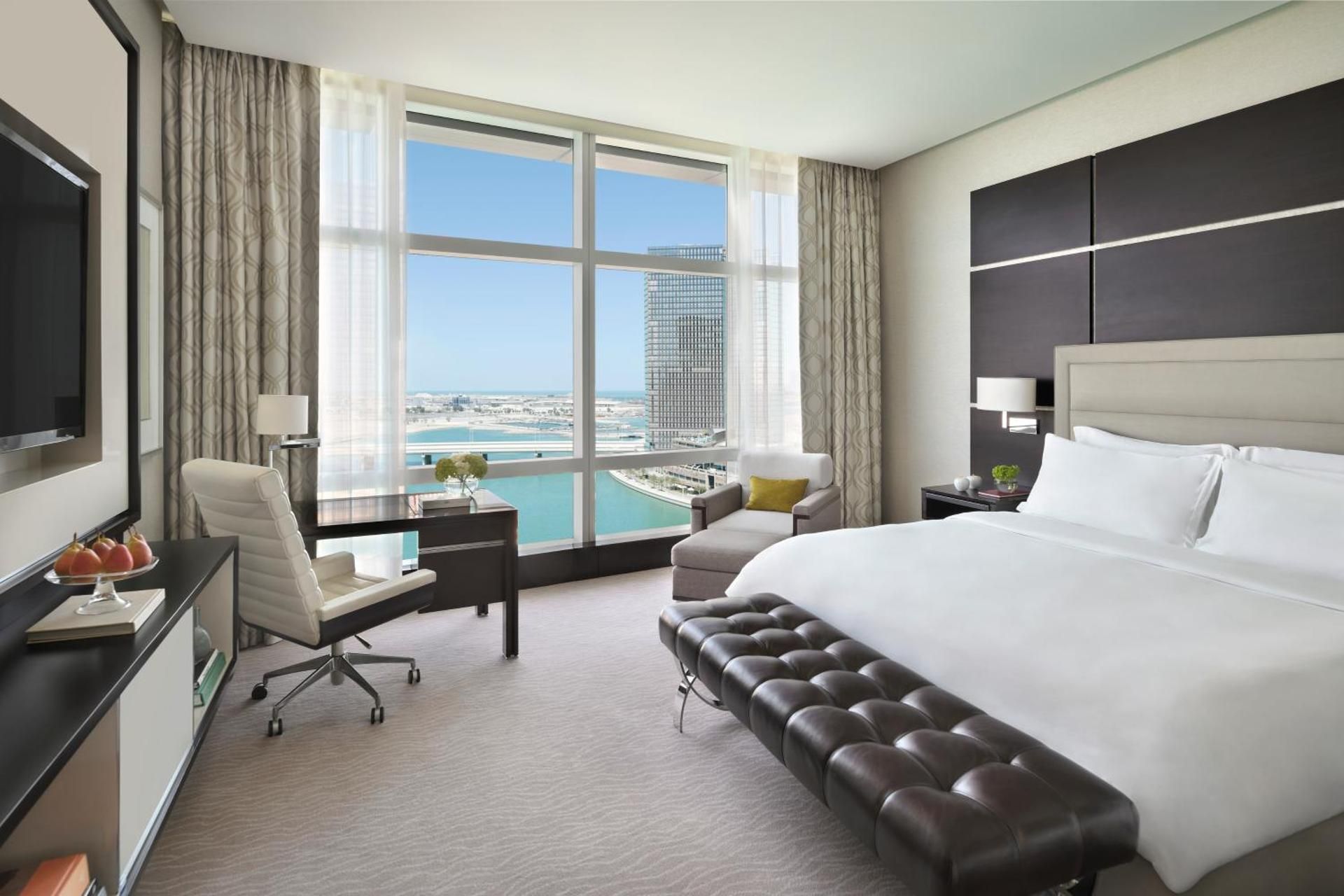 Manor Club King Room - Waterfront View