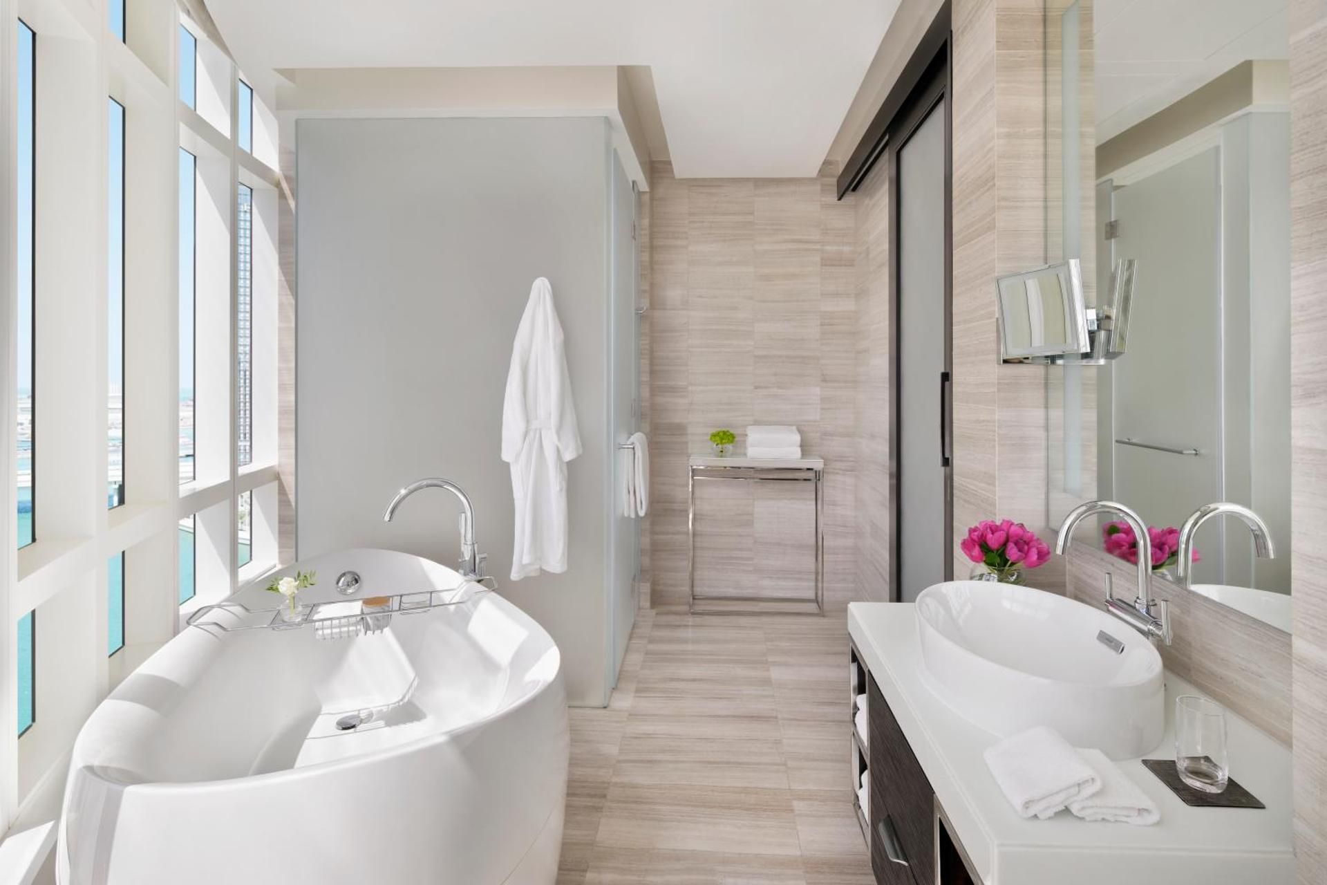 Deluxe Suite - Skyline View