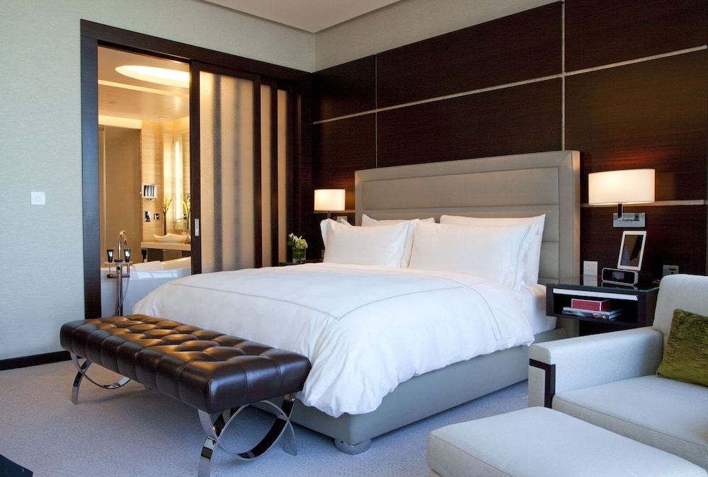Club Room, 1 King Bed (Manor King Waterfront View)