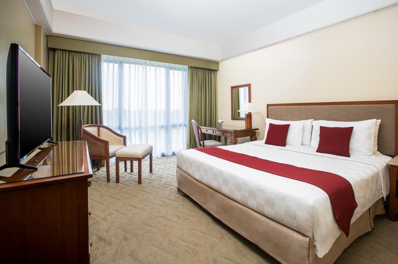 Aryaduta Lippo Village Deluxe Smoking Room