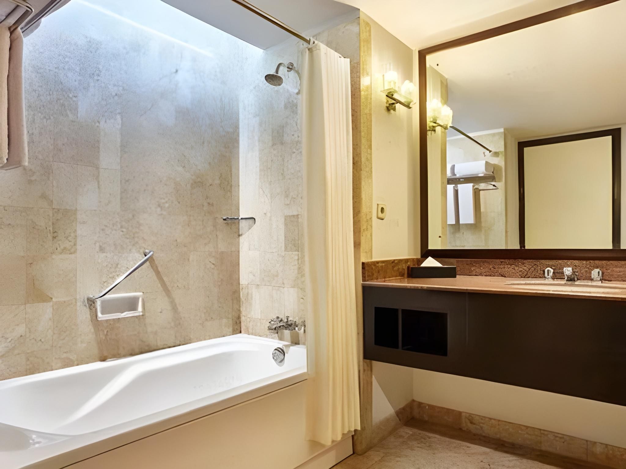 Aryaduta Lippo Village Deluxe Smoking Room 3