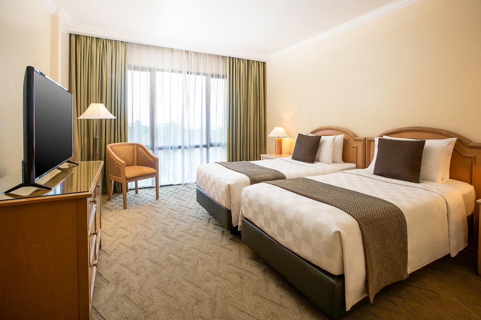 Aryaduta Lippo Village Deluxe Smoking Room 2