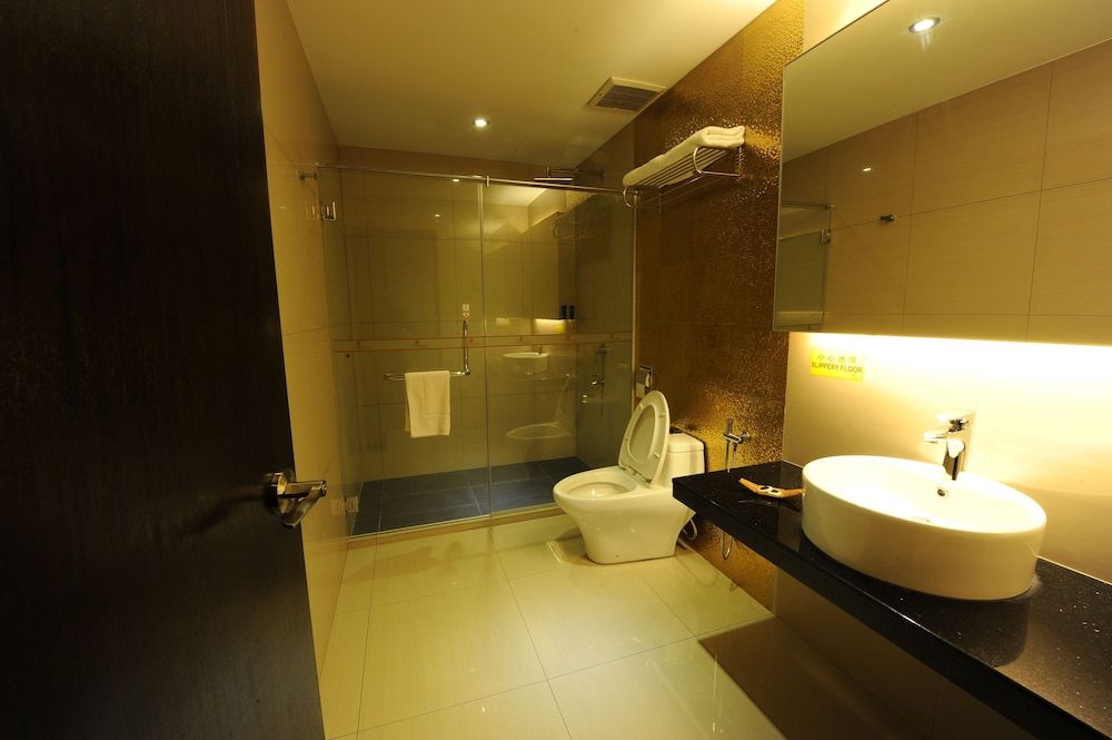 The Imperial Hotel Deluxe Room, 1 King Bed 2