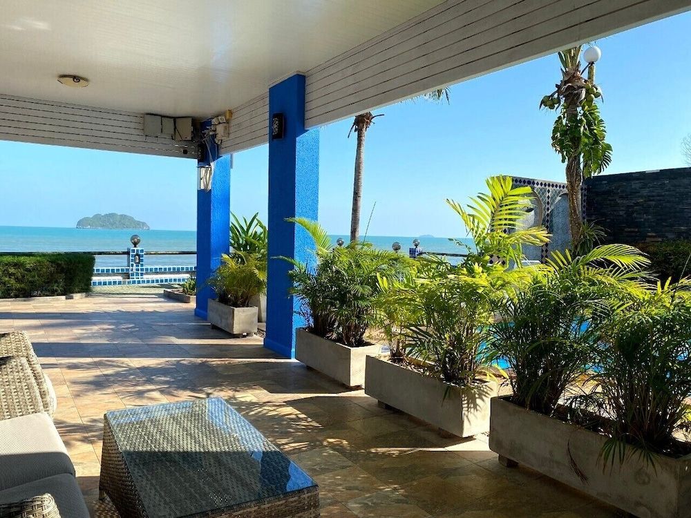 Pearl By The Sea Resort Pool Side 3